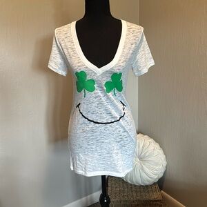 Pink Victoria’s Secret T-shirt 💚